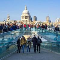 Londres, Reino Unido, 2016. Ponte do Milênio e Catedral de São Paulo foto