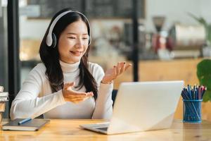 linda mulher usando fones de ouvido call center. operador de serviço de suporte ao cliente trabalhando. comunicação no conceito corporativo, consultor de negócios. foto