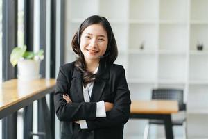 agente de atendimento ao cliente de telemarketing linda mulher asiática sorridente trabalhando em call center. foto