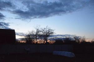 nuvens de trovoada à noite no céu da aldeia foto