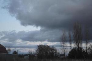 nuvens de trovoada à noite no céu da aldeia foto