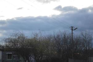 nuvens de trovoada à noite no céu da aldeia foto