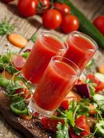 cocktail de vegetais vermelho fresco decorado com legumes e especiarias foto