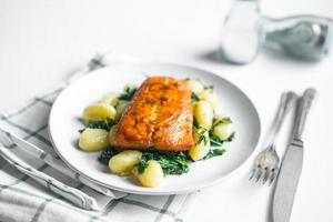 salmão grelhado com nhoque e verduras foto