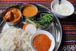 refeição nepalesa, thali foto