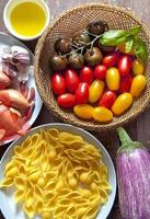 ingredientes para salada de macarrão. tomates coloridos, cebola, alho, e foto