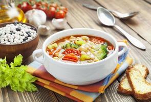 Sopa grossa de vegetais e macarrão