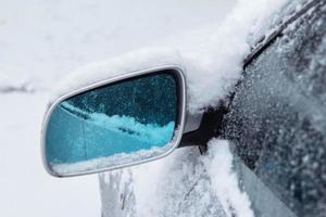 espelho do carro e neve foto