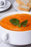 sopa de creme quente saudável de macro de cenouras. vertical