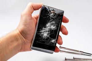 smartphone com tela quebrada foto