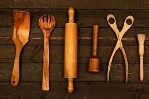 utensílios de cozinha em madeira foto