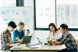 grupo asiático de colegas de trabalho da empresa no escritório discutem sobre estratégia de negócios de novos investimentos. foto