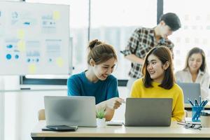 empresários asiáticos conhecendo o conceito de trabalho em equipe de comunicação corporativa. foto