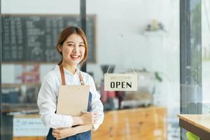 garçonete sorridente ou empresário empresário de café olhando para a câmera foto