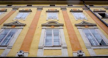 arquitetura histórica de fachada pastel na cidade velha de innsbruck, áustria, europa foto