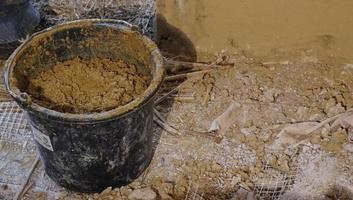 balde de barro sujo na construção da casa do site foto