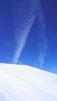 montanhas de neve titlis e céu azul foto