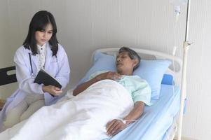 paciente masculino sênior asiático está consultando e visitando médico no hospital.. foto