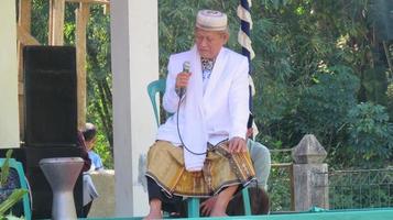 Cianjur Regency, Indonésia, 16-06-21- palestra do líder religioso foto