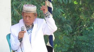 Cianjur Regency, Indonésia, 16-06-21- palestra do líder religioso foto