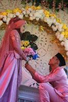 noiva muçulmana indonésia romântica foto