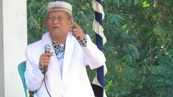 Cianjur Regency, Indonésia, 16-06-21- palestra do líder religioso foto