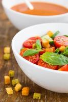 salada de tomate com pepino e croutons