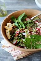 salada com verduras e legumes frescos foto