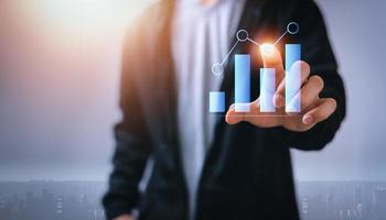 mercado de ações, crescimento de negócios, progresso ou conceito de sucesso. mostrando um estoque de holograma virtual em crescimento, invista em negociação. planejamento e estratégia, metaverso ocupado foto
