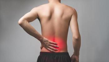 paciente do sexo masculino com dor nas costas, osso, tendão, lesão de conceito médico de dor foto