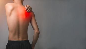 paciente do sexo masculino com dor no ombro, osso, tendão, lesão de conceito médico de dor