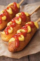 cachorro-quente com mostarda e ketchup foto