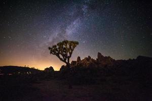 céu noturno e deserto foto