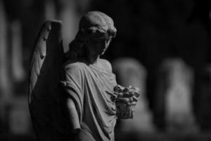 estátua de anjo no cemitério