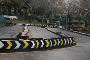 área de pista de kart pneus coloridos diversão adrenalina foto