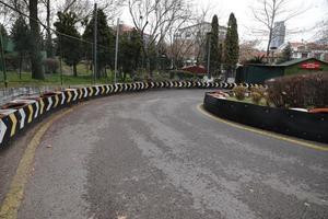 área de pista de kart pneus coloridos diversão adrenalina foto