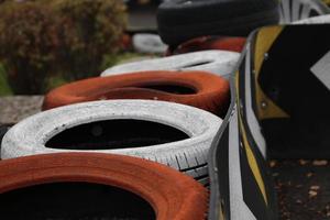 área de pista de kart pneus coloridos diversão adrenalina foto