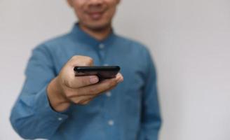 homem usando celular para pesquisar dados e mídias sociais na internet. foto