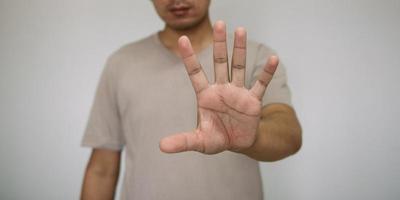 jovem bonito vestindo camisa marrom clara com diferentes comportamentos no trabalho foto