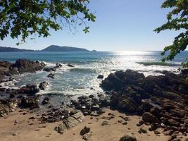 uma magnífica praia paradisíaca na tailândia na ilha de phuket foto