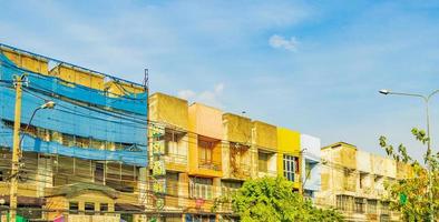 apartamentos velhos e sujos gastos coloridos don mueang bangkok tailândia. foto