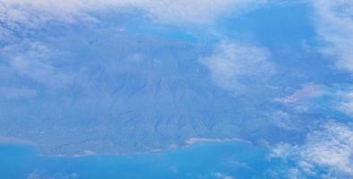voando sobre a tailândia vista panorâmica das ilhas praias águas azul-turquesa. foto