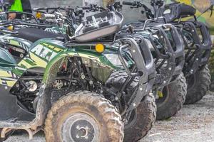 tulum méxico 02 fevereiro 2022 quads sujos e empoeirados na selva méxico. foto