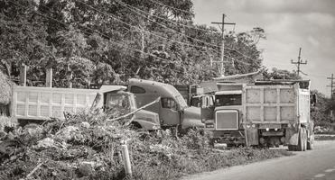 caminhões escavadeiras e outros veículos industriais tulum méxico. foto