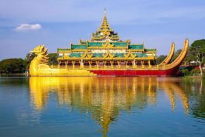 palácio karaweik, yangon, myanmar foto