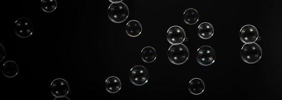 gota de bolha de sabão ou bolhas de xampu flutuando como voar no ar foto