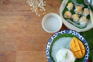 Arroz pegajoso de manga madura com leite de coco autênticas sobremesas tailandesas foto
