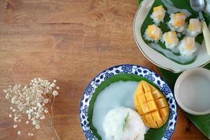 Arroz pegajoso de manga madura com leite de coco autênticas sobremesas tailandesas foto