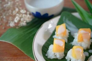 Arroz pegajoso de manga madura com leite de coco autênticas sobremesas tailandesas foto