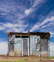 banheiros céu nublado foto